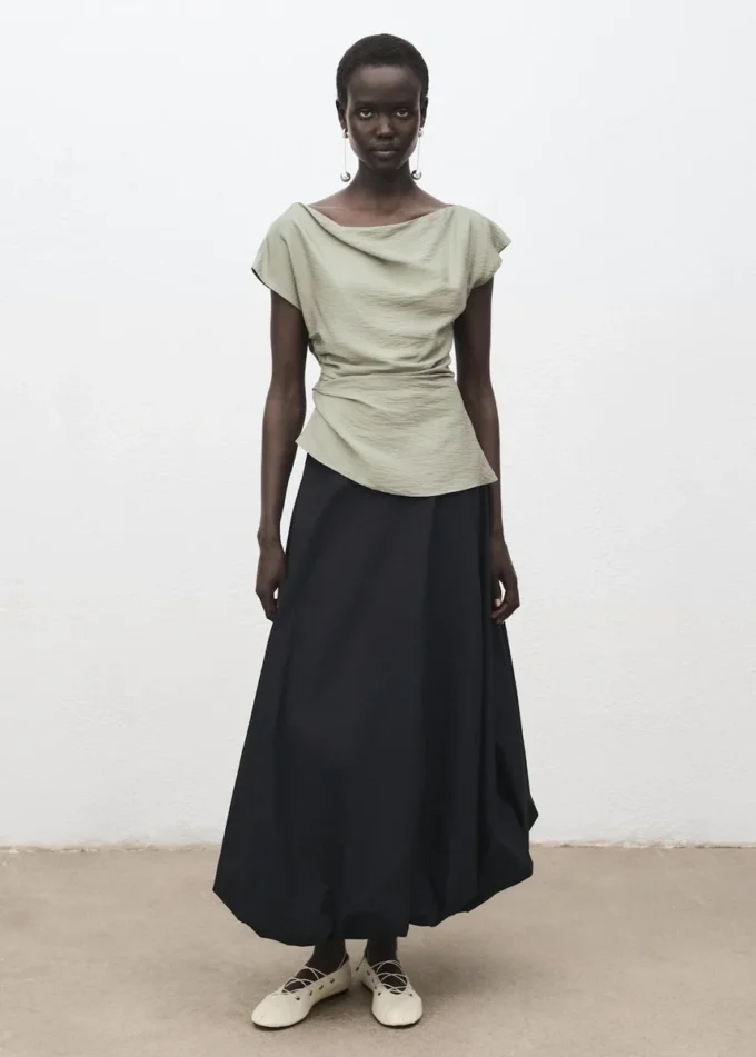 Camicetta in modal con collo asimmetrico Camicetta in modal con collo asimmetrico