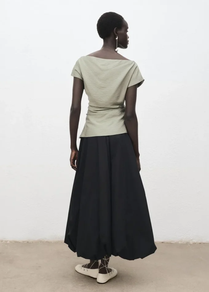 Camicetta in modal con collo asimmetrico Camicetta in modal con collo asimmetrico