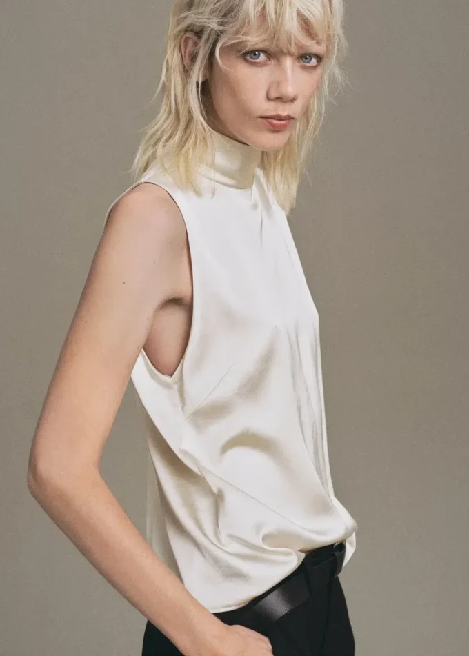 Camicetta in raso con collo alto Camicetta in raso con collo alto