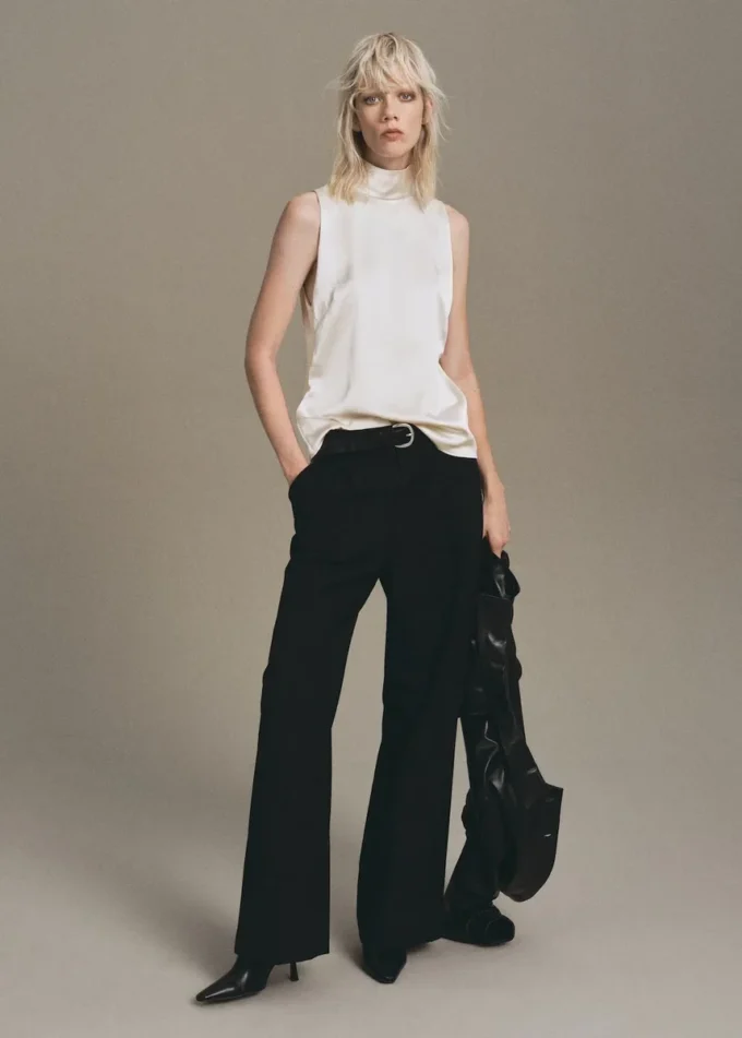 Camicetta in raso con collo alto Camicetta in raso con collo alto