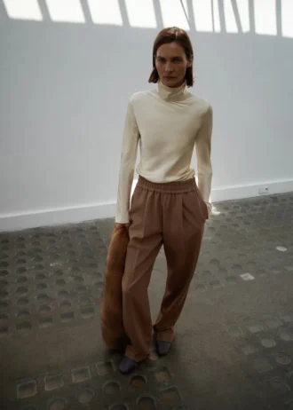 Camicetta in raso con collo alto