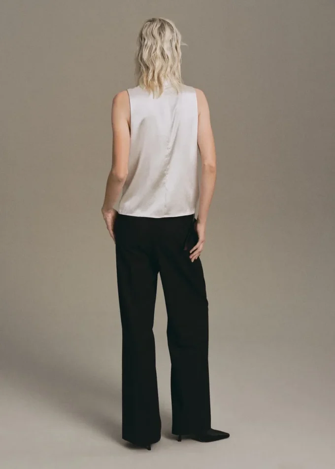 Camicetta in raso con collo alto Camicetta in raso con collo alto