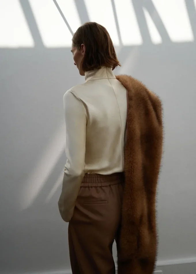 Camicetta in raso con collo alto Camicetta in raso con collo alto