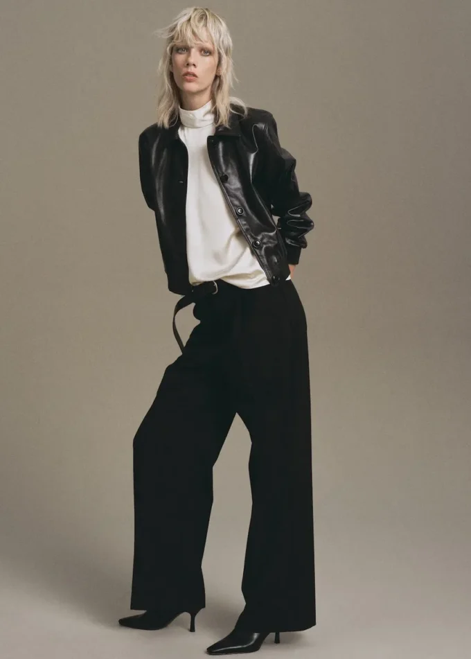 Camicetta in raso con collo alto Camicetta in raso con collo alto