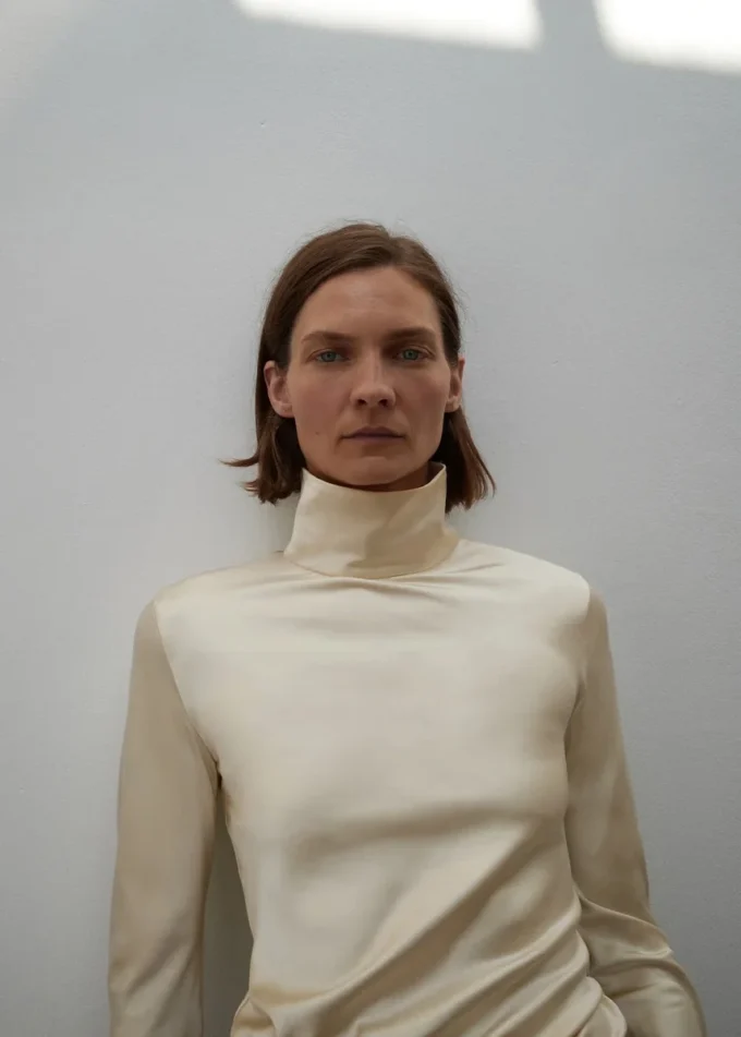 Camicetta in raso con collo alto Camicetta in raso con collo alto