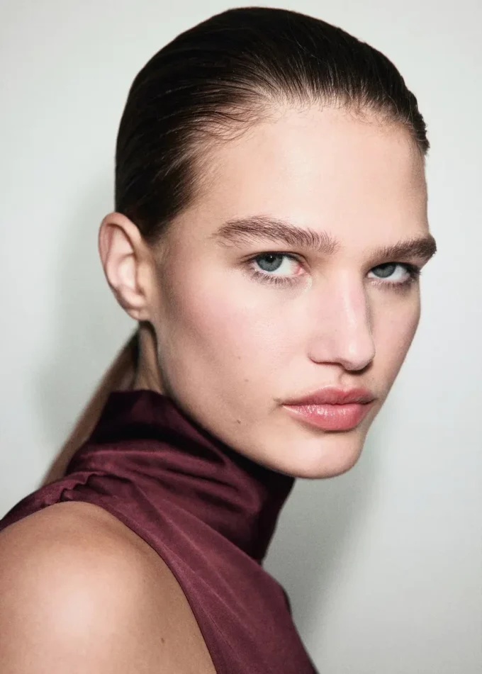 Camicetta in raso con collo alto Camicetta in raso con collo alto