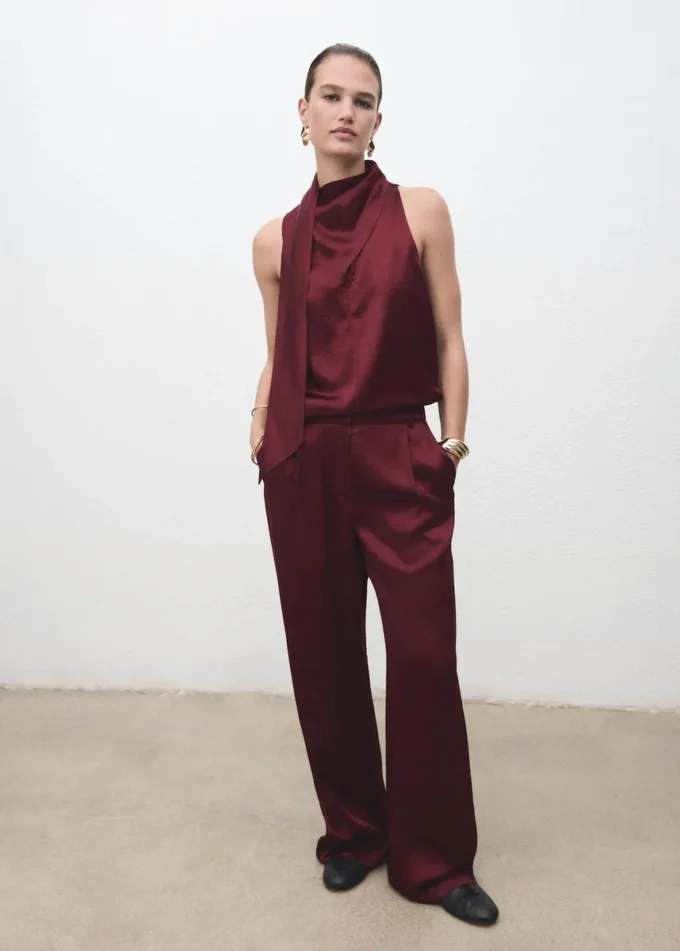 Camicetta in raso con foulard Camicetta in raso con foulard