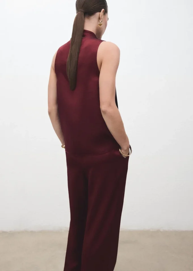 Camicetta in raso con foulard Camicetta in raso con foulard