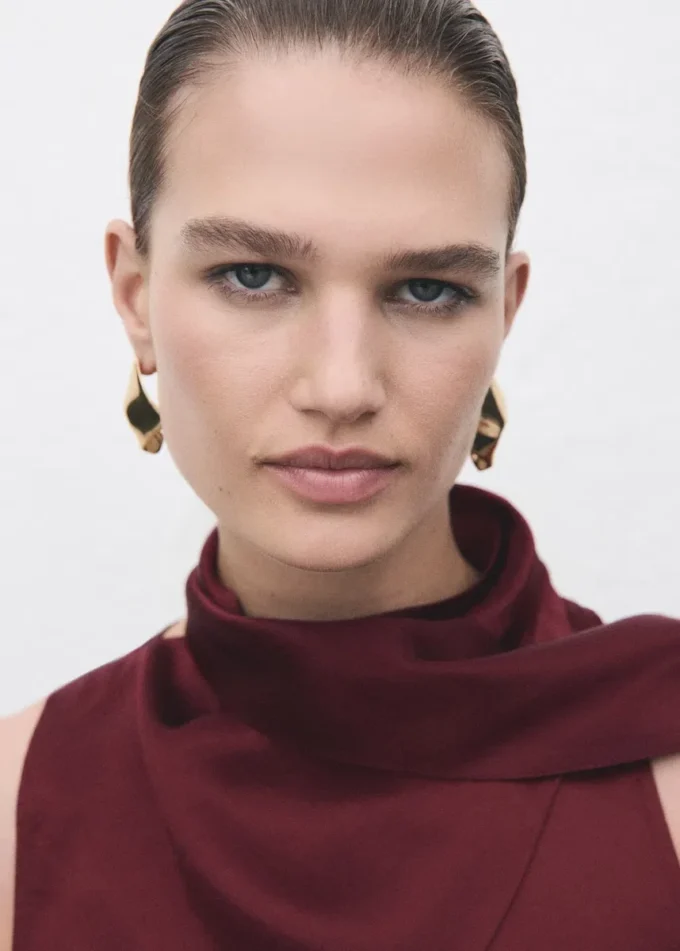 Camicetta in raso con foulard Camicetta in raso con foulard