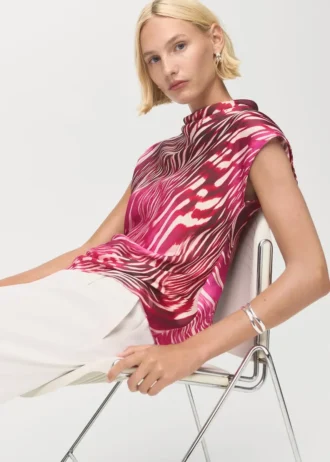 Camicetta in raso con scollo drappeggiato