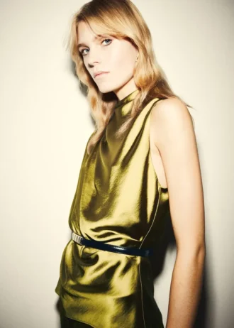 Camicetta in raso con scollo drappeggiato