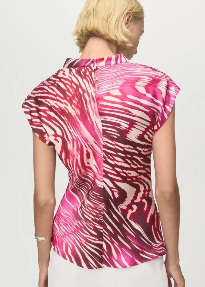 Camicetta in raso con scollo drappeggiato Camicetta in raso con scollo drappeggiato