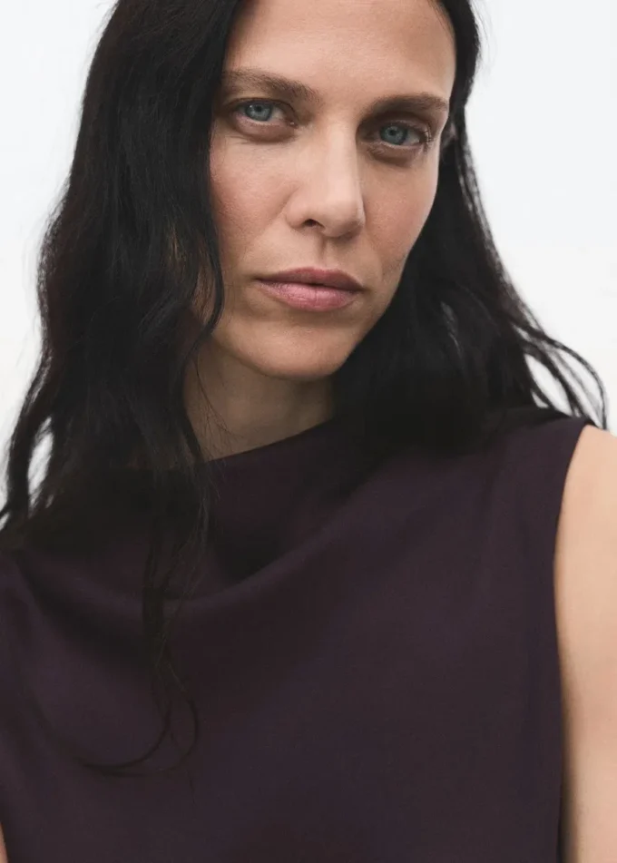 Camicetta in raso con scollo drappeggiato Camicetta in raso con scollo drappeggiato