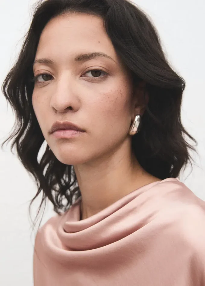 Camicetta in raso con scollo drappeggiato Camicetta in raso con scollo drappeggiato