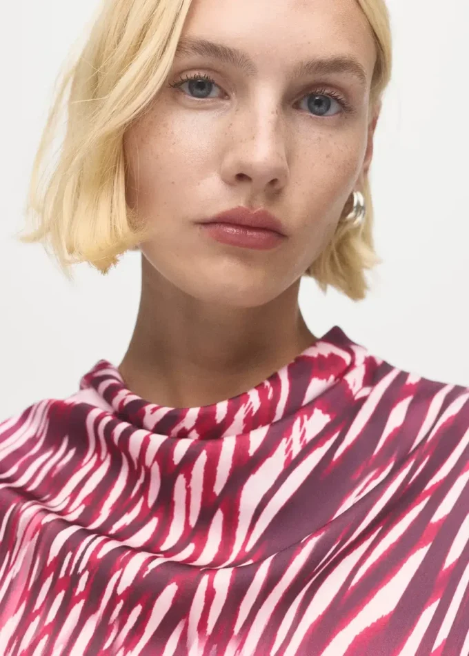 Camicetta in raso con scollo drappeggiato Camicetta in raso con scollo drappeggiato