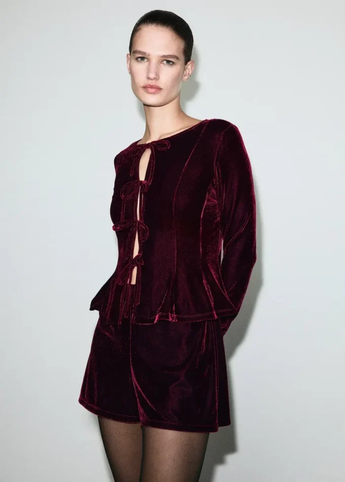 Camicetta in velluto con fiocchi Camicetta in velluto con fiocchi