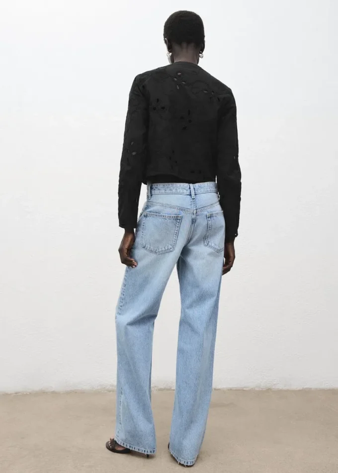 Camicetta ricamata con bottoni Camicetta ricamata con bottoni