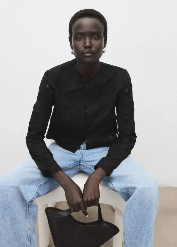 Camicetta ricamata con bottoni Camicetta ricamata con bottoni