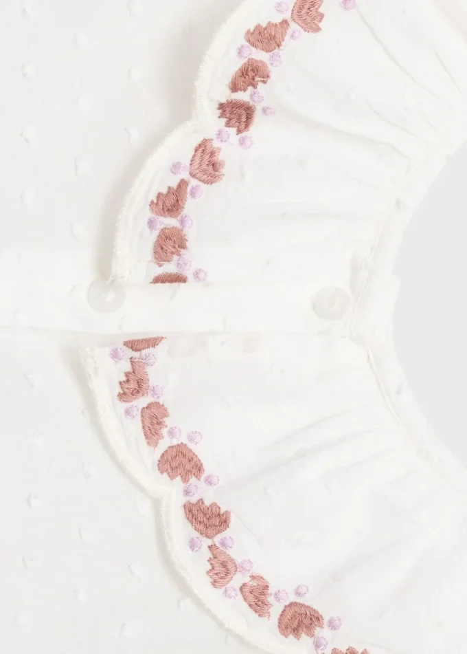 Camicetta ricamata in plumetis Camicetta ricamata in plumetis