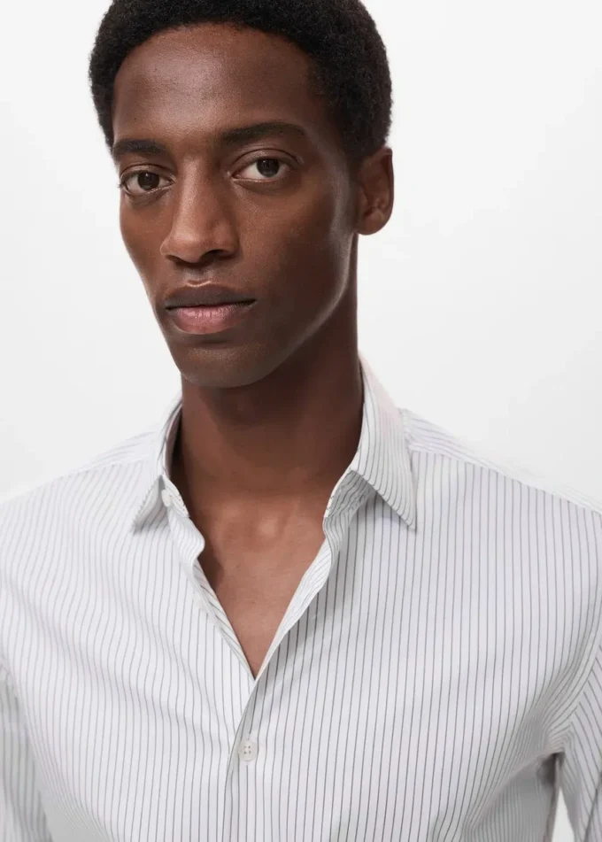 Camicia a righe in cotone non stropicciabile dalla vestibilità regolare Camicia a righe in cotone non stropicciabile dalla vestibilità regolare