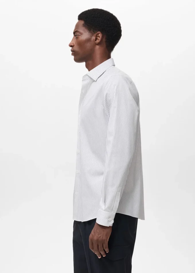 Camicia a righe in cotone non stropicciabile dalla vestibilità regolare Camicia a righe in cotone non stropicciabile dalla vestibilità regolare