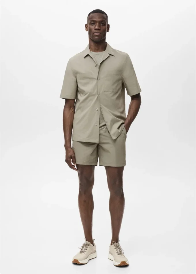 Camicia con tasche e collo alla coreana Camicia con tasche e collo alla coreana