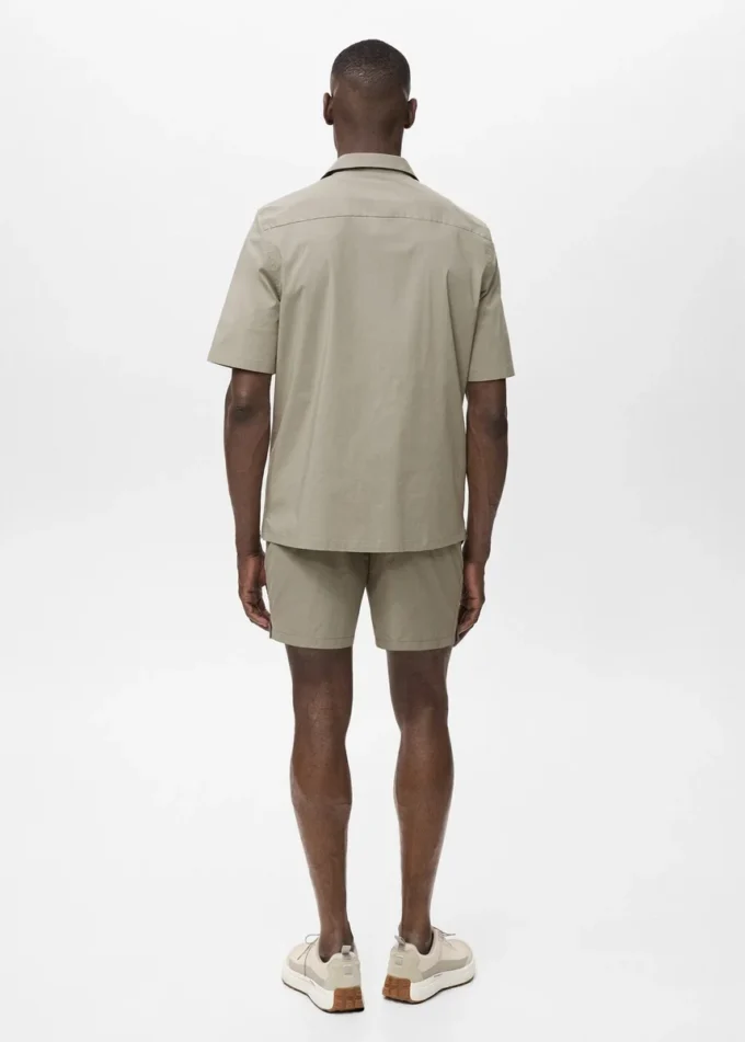 Camicia con tasche e collo alla coreana Camicia con tasche e collo alla coreana