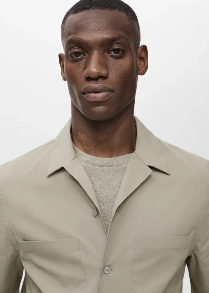 Camicia con tasche e collo alla coreana Camicia con tasche e collo alla coreana