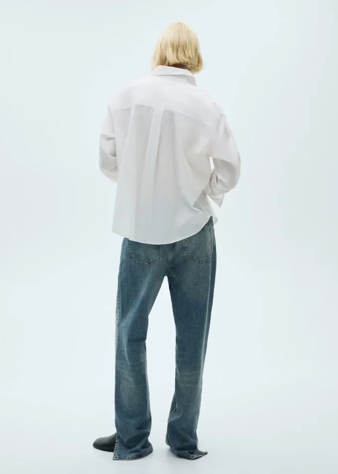 Camicia in cotone con bottone decorativo Camicia in cotone con bottone decorativo