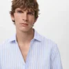 Camicia in cotone e lino a righe dalla vestibilità regolare Camicia in cotone e lino a righe dalla vestibilità regolare