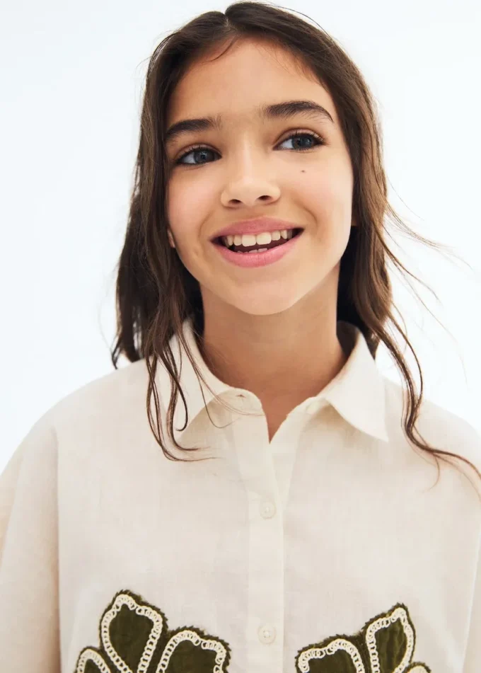 Camicia in lino ricamata con fiori Camicia in lino ricamata con fiori