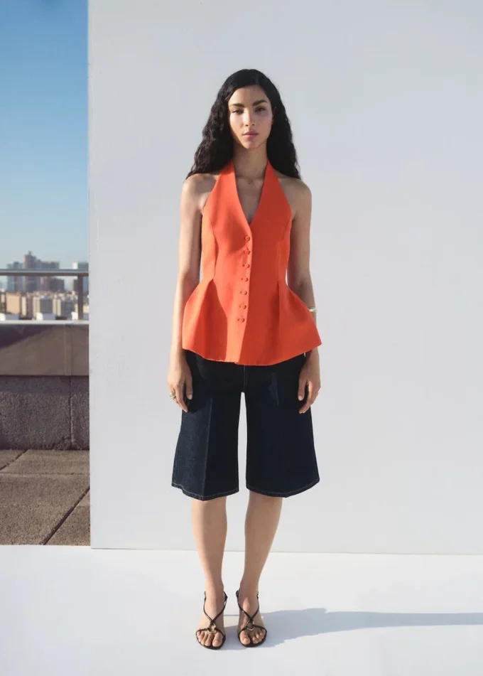 Canotta con scollo all’americana e peplo Canotta con scollo all’americana e peplo