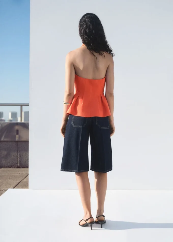 Canotta con scollo all’americana e peplo Canotta con scollo all’americana e peplo