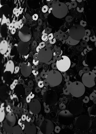 Cappa con paillettes e fiocco in nastro