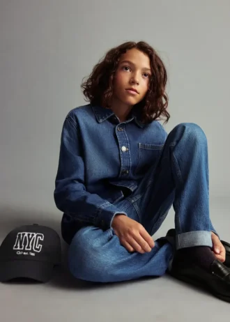 Cappellino con lettera ricamata