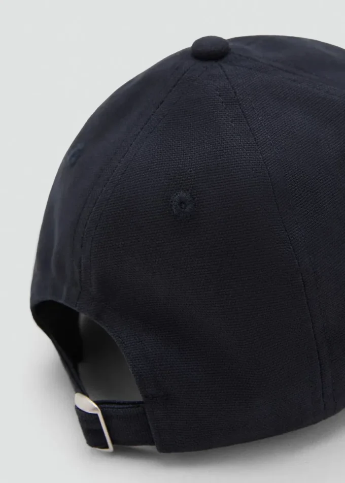 Cappellino con lettera ricamata