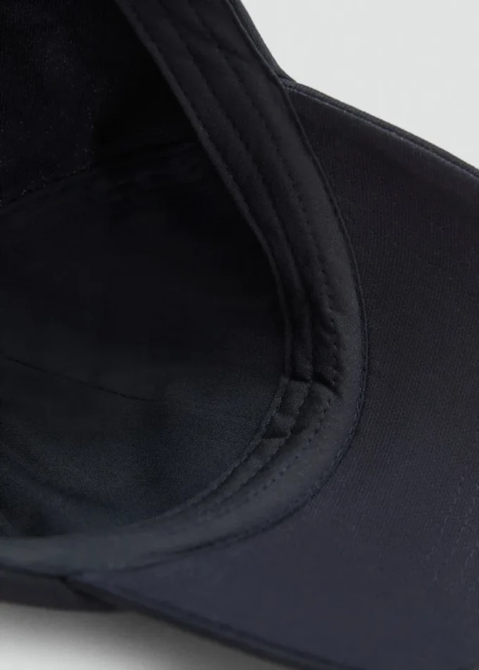 Cappellino con lettera ricamata