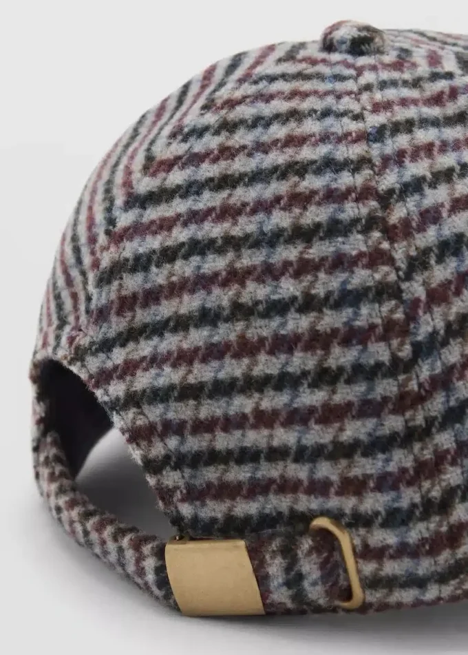 Cappellino in tweed con lettera