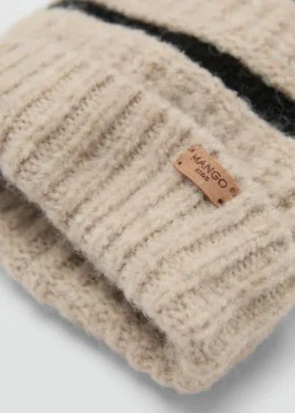 Cappello a righe in maglia
