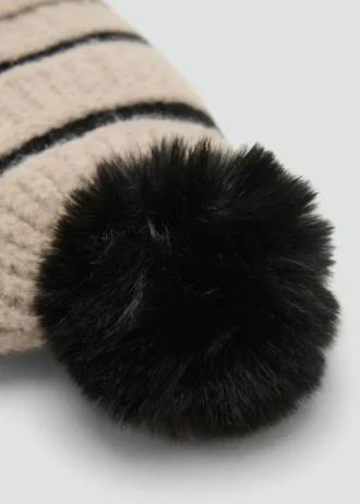 Cappello a righe in maglia