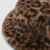 Cappello a secchiello in pelliccia sintetica leopardata Cappello a secchiello in pelliccia sintetica leopardata