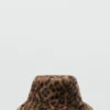 Cappello a secchiello in pelliccia sintetica leopardata Cappello a secchiello in pelliccia sintetica leopardata