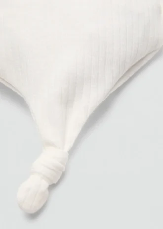 Cappello con dettaglio nodo