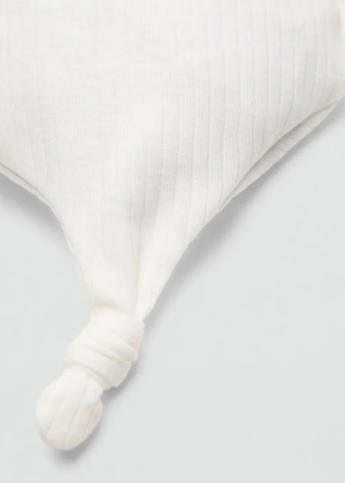 Cappello con dettaglio nodo Cappello con dettaglio nodo