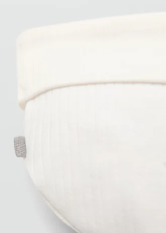 Cappello con dettaglio nodo