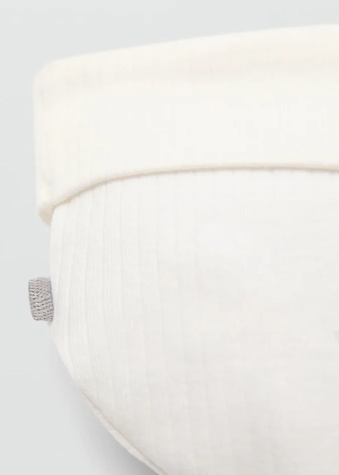 Cappello con dettaglio nodo Cappello con dettaglio nodo