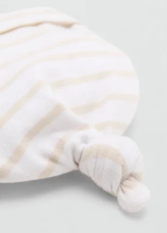 Cappello con dettaglio nodo