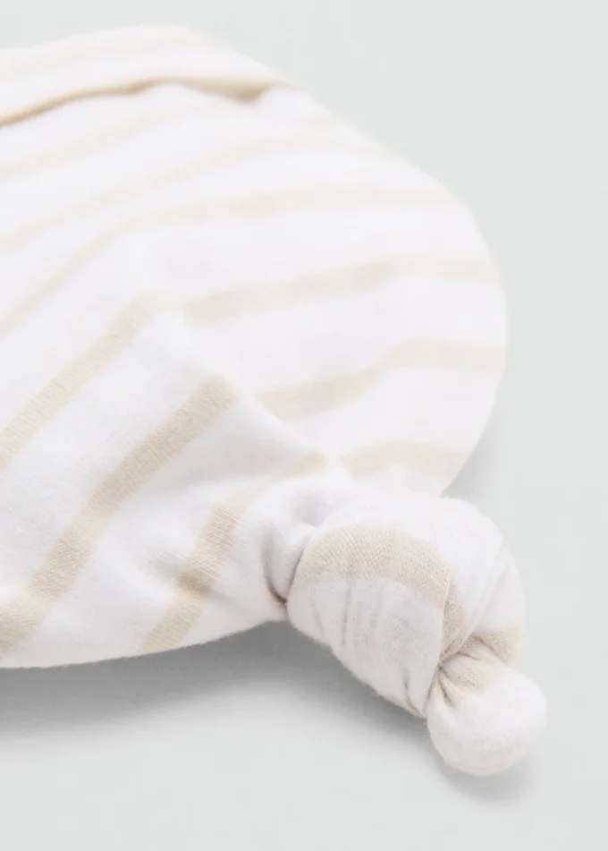 Cappello con dettaglio nodo Cappello con dettaglio nodo