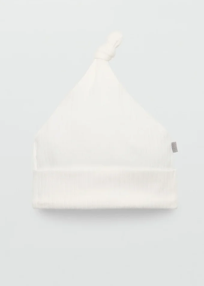 Cappello con dettaglio nodo Cappello con dettaglio nodo