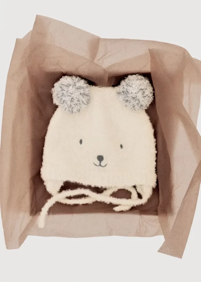 Cappello lavorato a maglia con orsacchiotto Cappello lavorato a maglia con orsacchiotto